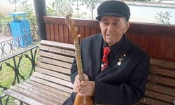 Sanatın çınarı elinde curasıyla gençlere türküleri sevdiriyor