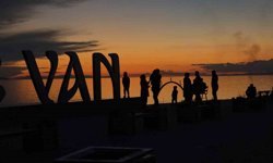 Van Gölü sahilinde günbatımı manzarası