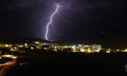 Yıldırım elektrik ve internet hatlarına zarar verdi
