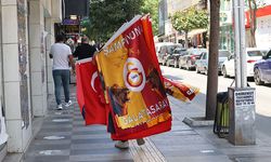 Mersin’de, şampiyon Galatasaray’ın bayrakları satışa çıktı