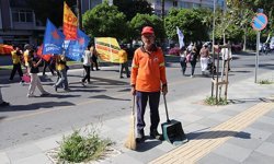 Mersin’de temizlik işçileri hem 1 Mayıs’ı kutladı hem sokakları temizledi