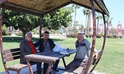 Mersin’de yalancı kışın ardından güneşi görenler sahile akın etti
