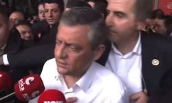 Ankara'da tarihi anlar: Özgür Özel, dolu yağışı altında Meclise yürüyor