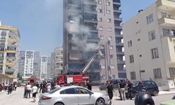 Mersin'de 10 katlı binada yangın: Sağlık ekipleri dumandan etkilenenlere müdahale etti