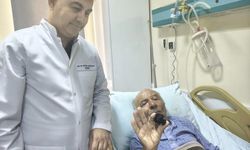 Bozyazı'da 4 santimetrelik mesane taşı tek parça halinde çıkarıldı.