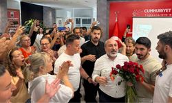 CHP İzmir İl Başkanlığı'nda 'Karanfil' gerginliği
