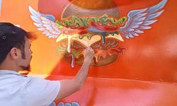 Tavşanlı'da yaşayan ressam karavanı sanat eserine dönüştürdü