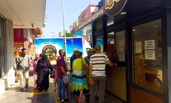Yeni bir büfe daha eklendi: Ucuz ve sıcak ekmek kuyruğu