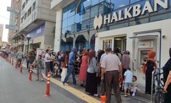 Sosyal yardımlar Halkbank’a geçti, banka önlerinde yoğunluk oluştu