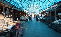 Balık Pazarı esnası sinek avlıyor