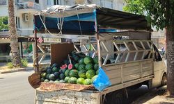 Mersin’de kamyonette kesmece usulü karpuz satışları başladı