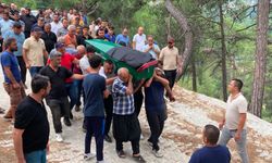 Mersin'de otomobilin çarptığı avukat, cübbesiyle son yolculuğuna uğurlandı