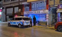 Binanın camını kıran şüpheliyi çevre esnafı yakaladı