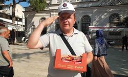 Burhaniye'de Polis şapkalı seyyar satıcı ilgi odağı oldu