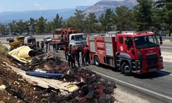 Devrilen kamyon hurdaya döndü, sıkışan sürücü kurtarıldı