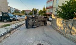 Karaman'da kaldırıma çarpan otomobil yan yattı: Kazada sürücünün burnu bile kanamadı