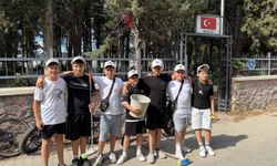 Küçük yüreklerden büyük vefa: Şehitliği temizleyip güllerle donattılar