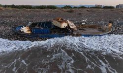 Mersin'de caretta cerattaların yuvalama alanındaki kıyıya batık tekne vurdu