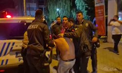 Polis ekiplerine zorluk çıkartan alkollü sürücü kafasını otobüs durağına vurdu: 'Yanıyorum, su verin. Ben teslim olmaya geldim'