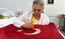Türk bayrağı geleneksel sim sarma ve pesent teknikleriyle işleniyor