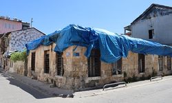 Kimisine mavi muşamba kimisine çelik bariyer