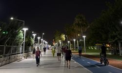 Gündüz boş kalan Mersin sahili güneşin batmasıyla canlanıyor