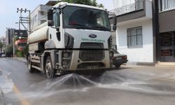 Toroslar'da 67 mahallede yol yıkama, çim biçme ve bakım çalışmaları sürüyor
