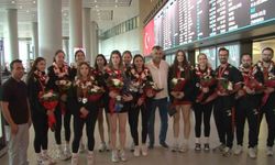 Dünya ikincisi Türkiye U17 Kız Voleybol Milli Takımı çiçeklerle karşılandı