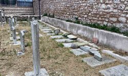 Fatih'teki tarihi hazirede 7 mezar taşını kırıp kaçtı