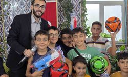 Hediyelerle çocukları camiye ve Kur'an kursuna teşvik ediyor