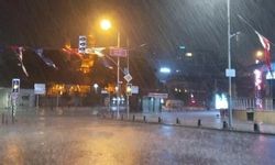 İstanbul'da gece saatlerinde aniden bastıran sağanak etkili oldu