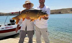 Keban Baraj Gölü'nde 27 kiloluk dev sazan yakalandı