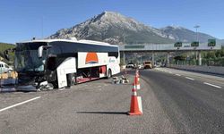 Lüks Mersin firmasına ait  yolcu otobüsü bariyere çarptı:  5 yaralı