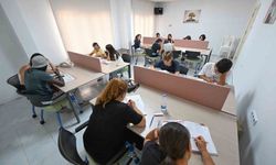 Mersin'de gençler sınavlara okuma salonunda hazırlanıyor