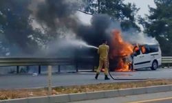 Mersin'de seyir halindeki hafif ticari araç alev alev yandı