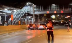 Polisin gözü önünde müşterinin otomobiliyle trafiği tehlikeye attı
