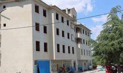 Terk edilen Günyüzü'ndeki eski belediye binası çocuklar için adeta tuzak