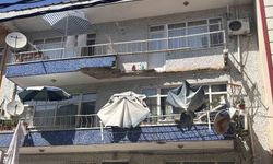 Ümraniye'de 3 katlı binanın balkonu çöktü: 2 araç hasar gördü