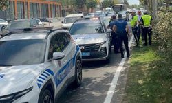 Yayalara yol veren polis aracına otomobil çarptı: 1 polis yaralı