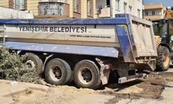 Yenişehir Belediyesi, Barbaros Mahallesi’nde yol onarım çalışmalarını sürdürüyor