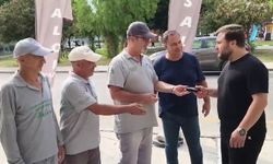 Mersin’de belediye işçileri tarafından bulunan içi para dolu cüzdan, sahibine teslim edildi