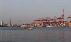 Mersin’de küçük tekne balıkçıları denizde avlanmaya devam ediyor