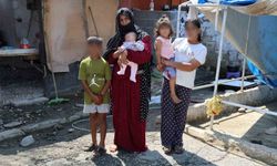Ev alma hayaliyle kandırıldı, 5 çocuğuyla ahırda yaşamaya başladı
