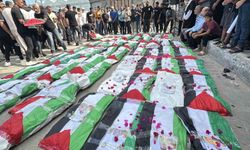 Gazze'de enkaz altından çıkarılan 100 Filistinli için cenaze töreni