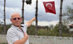 İş makinesinin üzerine çıkıp Türk bayrağını düzeltti, ardından böyle öptü