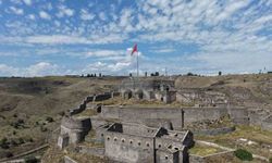 Kars'ın zirvesinde 900 yıllık tarih: Kars Kalesi ihtişamıyla büyülüyor