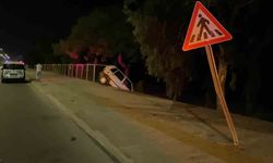 Mersin'de kaza yapan otomobil asılı kaldı: 2 yaralı