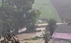 Şiddetli sağanak sele dönüştü: Yol ulaşıma kapandı