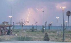 Van'da yağmur ve şimşekler geceyi aydınlattı
