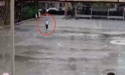 Yağmur altında istiklal marşı okuyan ilkokul öğrencisi takdir topladı